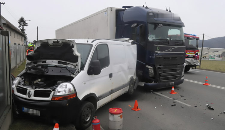 Dva zranění při nehodě na Hranicku. Dodávka zastavila kvůli dýmu z motoru, naboural do ní kamion