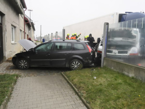 Dva zranění při nehodě na Hranicku. Dodávka zastavila kvůli dýmu z motoru, naboural do ní kamion