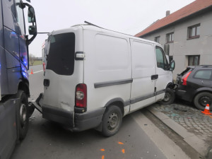 Dva zranění při nehodě na Hranicku. Dodávka zastavila kvůli dýmu z motoru, naboural do ní kamion