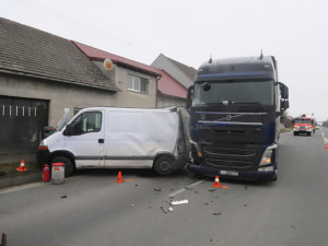 Dva zranění při nehodě na Hranicku. Dodávka zastavila kvůli dýmu z motoru, naboural do ní kamion
