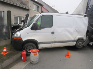 Dva zranění při nehodě na Hranicku. Dodávka zastavila kvůli dýmu z motoru, naboural do ní kamion