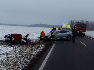 Tragický střet u Chomoutova. Při dopravní nehodě na Olomoucku zemřeli dva lidé