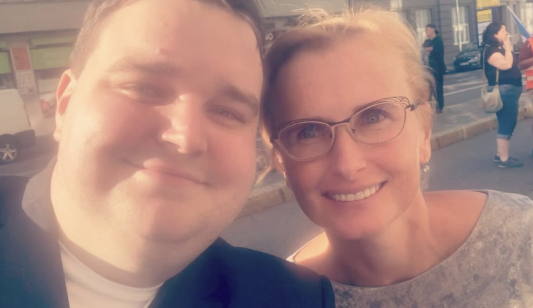 Vojtěch Mišičák s Kateřinou Konečnou (KSČM).)