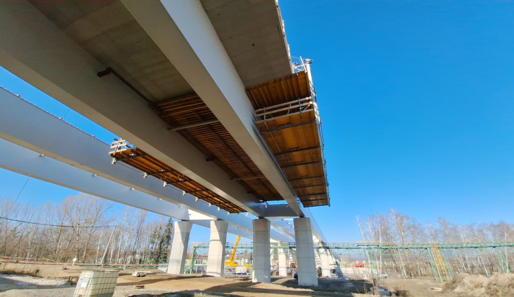 VIDEO: Estakáda na D1 u Přerova roste rychlostí až padesát metrů za týden. Betonovací vozíky visí ve vzduchu