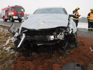 Příčinou tragické nehody u Chomoutova byly rychlá jízda a předjíždění. Zemřeli mladý řidič a spolujezdkyně