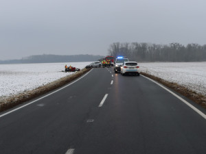 Tragický střet u Chomoutova. Při dopravní nehodě na Olomoucku zemřeli dva lidé