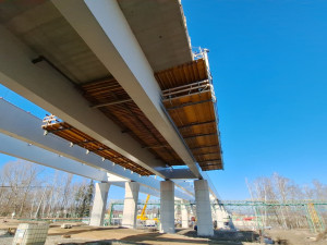 VIDEO: Estakáda na D1 u Přerova roste rychlostí až padesát metrů za týden. Betonovací vozíky visí ve vzduchu