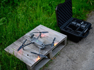 Při záchraně srnčat během senosečí pomáhají drony. Iniciativa hledá nové piloty