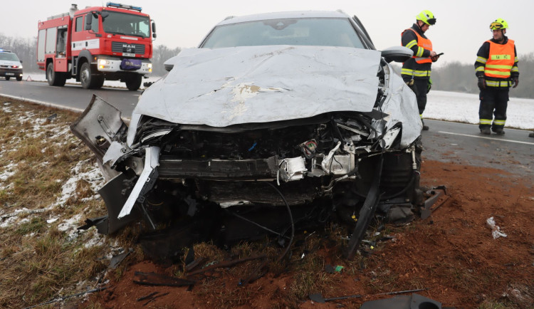 Tragický střet u Chomoutova. Při dopravní nehodě na Olomoucku zemřeli dva lidé