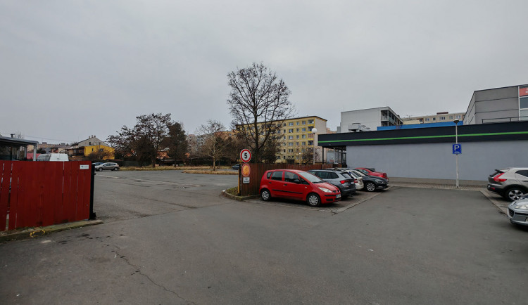 Olomoucký magistrát prověřoval možnost využití plochy na Zikově ulici pro odstavování dodávek, parkoviště zde ale být nemůže