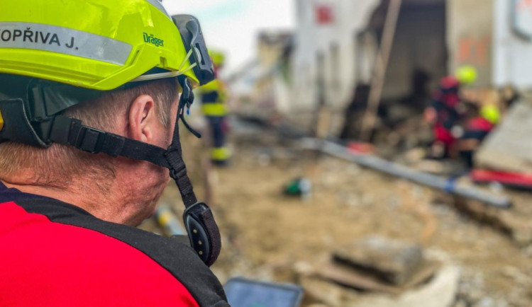 size4-17274324082707-124-fotogalerie-hasici-zasahovali-olomouckem-kraji-kvuli-povodnim-nyni-odstranuji-nasledky