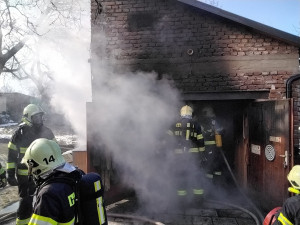 V Bernarticích hořela dílna, majitel se nadýchal zplodin. Hasiči zasahovali v dýchacích přístrojích