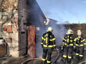 V Bernarticích hořela dílna, majitel se nadýchal zplodin. Hasiči zasahovali v dýchacích přístrojích