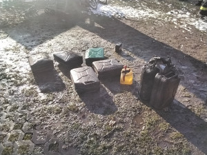 V Bernarticích hořela dílna, majitel se nadýchal zplodin. Hasiči zasahovali v dýchacích přístrojích