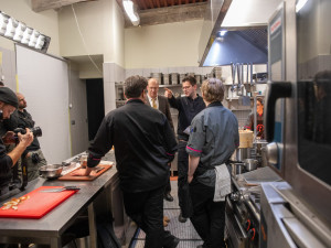 FOTO: Filmaři v Olomouci vytvořili fiktivní restauraci. V nové komedii uvaří Hřebíčková či Kotek