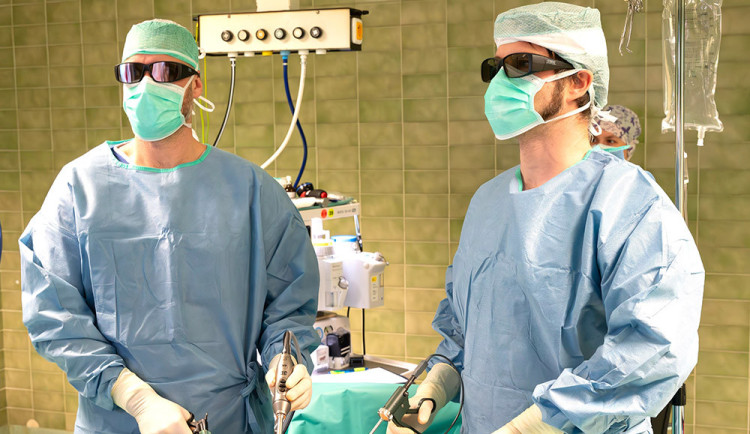 Nové laparoskopy s 3D brýlemi využívají šumperští lékaři gynekologického oddělení například při operacích endometriózy.