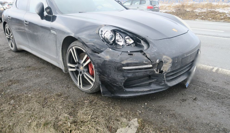 Řidič naboural u Zábřehu Porsche, když nedal přednost. Škoda je kolem 300 tisíc korun