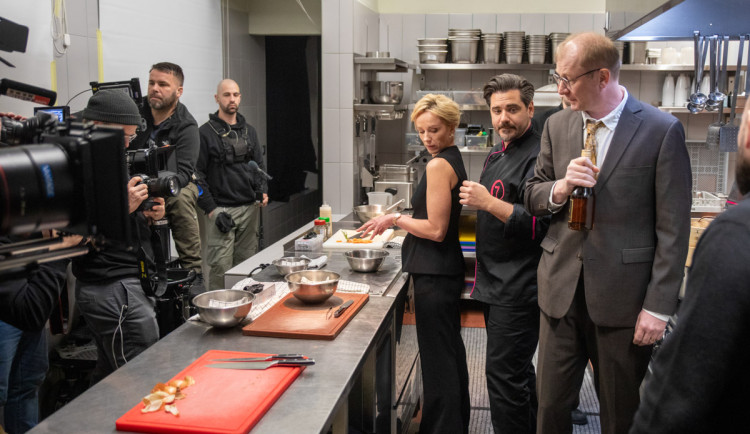 Filmaři v Olomouci vytvořili fiktivní restauraci. V nové komedii uvaří Hřebíčková či Kotek