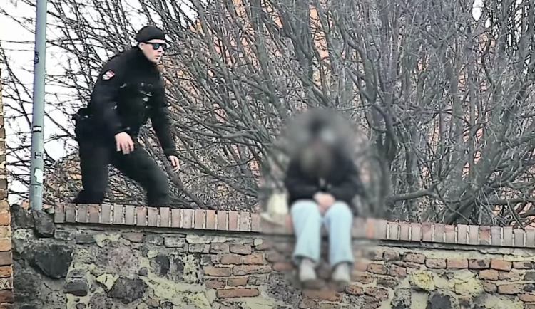 VIDEO: Zoufalá dívka seděla na hradbách a chtěla se zabít. Život jí zachránili policisté