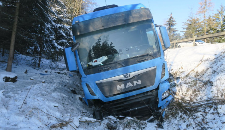 Na Mohelnickém kopci havaroval kamion, do vozíku zasahujících silničářů vzápětí narazilo další auto