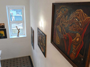 FOTO: Galerie na obecním úřadě. Výtvarník Tomáš Vincenec rozsvítil Ptení výstavou svých obrazů