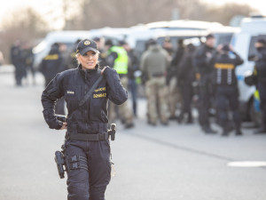 VIDEO, FOTO: Křik a bitky. V Přerově cvičili těžkooděnci zákroky proti sportovním fanouškům