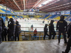 VIDEO, FOTO: Křik a bitky. V Přerově cvičili těžkooděnci zákroky proti sportovním fanouškům