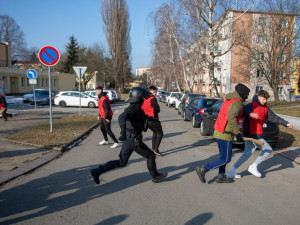 VIDEO, FOTO: Křik a bitky. V Přerově cvičili těžkooděnci zákroky proti sportovním fanouškům