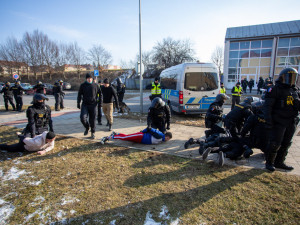 VIDEO, FOTO: Křik a bitky. V Přerově cvičili těžkooděnci zákroky proti sportovním fanouškům