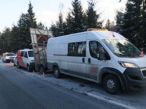 Na Mohelnickém kopci havaroval kamion, do vozíku zasahujících silničářů vzápětí narazilo další auto