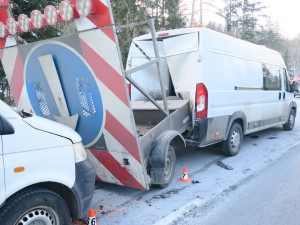 Na Mohelnickém kopci havaroval kamion, do vozíku zasahujících silničářů vzápětí narazilo další auto