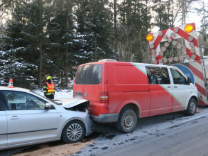 Na Mohelnickém kopci havaroval kamion, do vozíku zasahujících silničářů vzápětí narazilo další auto