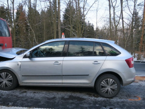 Na Mohelnickém kopci havaroval kamion, do vozíku zasahujících silničářů vzápětí narazilo další auto