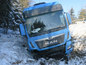 Na Mohelnickém kopci havaroval kamion, do vozíku zasahujících silničářů vzápětí narazilo další auto