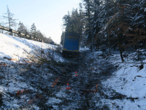 Na Mohelnickém kopci havaroval kamion, do vozíku zasahujících silničářů vzápětí narazilo další auto