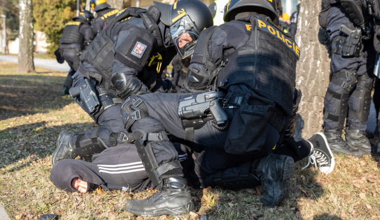 V Přerově cvičili těžkooděnci zákroky proti sportovním fanouškům