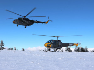 FOTOGALERIE: Do Bochoře přiletěly vrtulníky z Pardubic, až do září musí lidé z okolí počítat s větším hlukem