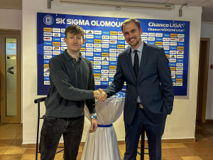 Liam Waddington na utkání Sigmy Olomouc, na snímku s místopředsedou klubu Jakubem Benešem