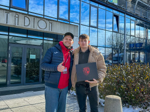 Fotbalový YouTuber zamířil z Anglie přes Polsko do Olomouce. Sigmě možná nosím štěstí, usmívá se Liam