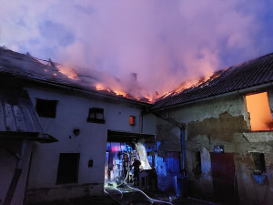 Sedm jednotek hasičů v noci bojovalo s rozsáhlým požárem stodoly a domu ve Svésedlicích