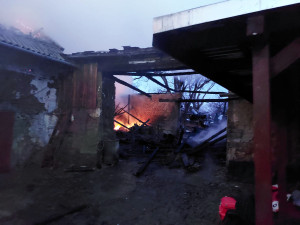 Sedm jednotek hasičů v noci bojovalo s požárem stodoly a domu ve Svésedlicích