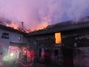 Sedm jednotek hasičů v noci bojovalo s požárem stodoly a domu ve Svésedlicích