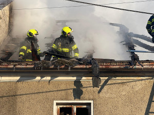 Silný mráz pomáhal plamenům. Hasiči v noci bojovali s požárem stodoly a domu na Olomoucku