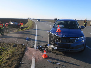 Senior ve škodovce zkřížil cestu druhému autu, pro muže z BMW letěl k Tovačovu vrtulník