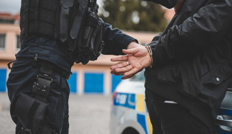 Zvrhlík se ukájel u cyklostezky na Olomoucku, mladou běžkyni si i natáčel. Policie ho vypátrala