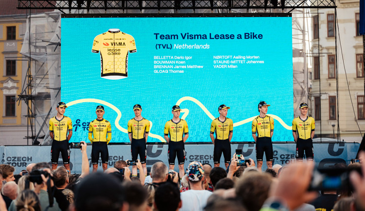 Stáj Visma Lease a Bike na prezentaci týmů v Olomouci - ilustrační foto