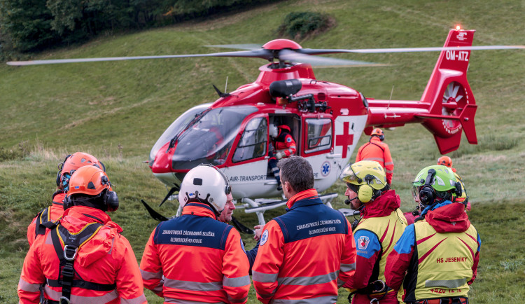 Letecká záchranka z Olomouce loni překonala metu 800 zásahů. Při povodních vrtulník přesídlil do Šumperku