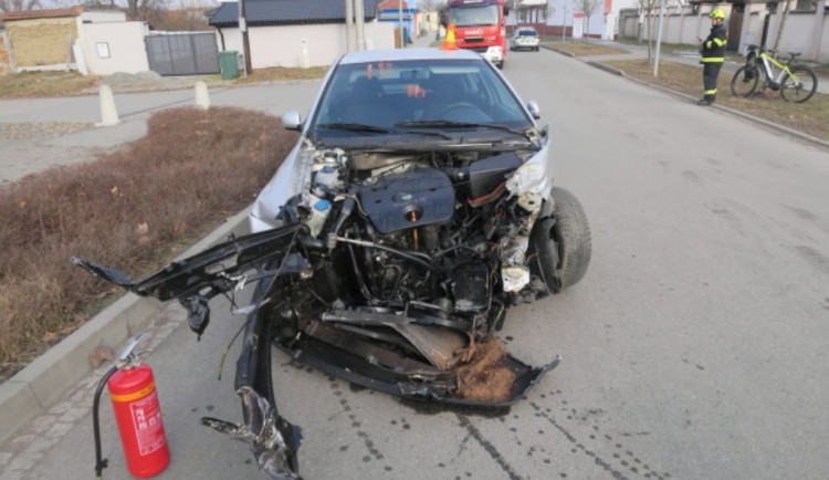 Senior vjel v Bedihošti pod vlak, oslnilo ho slunce. Strojvedoucí si srážky ani nevšiml a zastavil až na nádraží