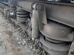 Senior vjel v Bedihošti pod vlak, oslnilo ho slunce. Strojvedoucí si srážky ani nevšiml a zastavil až na nádraží