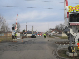 Senior vjel v Bedihošti pod vlak, oslnilo ho slunce. Strojvedoucí si srážky ani nevšiml a zastavil až na nádraží